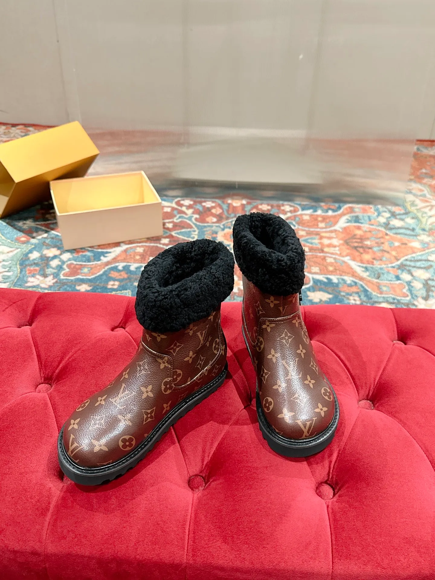 👟👟Ex-factory price 780👟👟 Louis Vuiton·Louis Vuitton 2025ss new LV Aspen Line series wool thick-soled Chelsea short boots fur boots snow boots Martin boots Original purchase, development and production This LV snow boots adopt the original lasting method. The materials are all original ones. Pay attention to the difference between the lower version and the molded rubber sole. The upper is decorated with three-dimensional carvings, which is full of high-end. The upper foot is really beautiful. ▪️Fabric: Cow suede/presbyopia leather ▪️Inner lining: original wool lining ▪️Outsole: original molded outsole ▪️Size: 35-40 (40 customized, non-returnable)